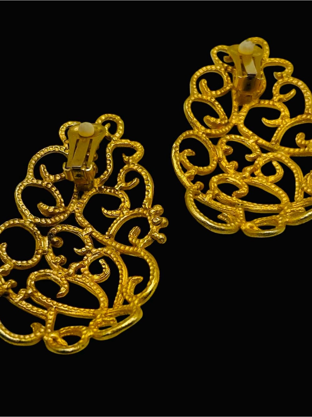 Vintage 1980’s Matte Gold Huge Scrolled Clip Earrings - Picture 4 of 4